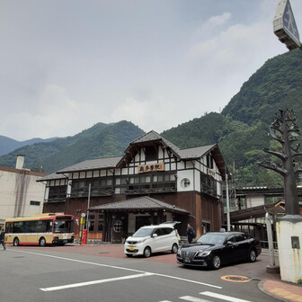 奥多摩駅でゴール🏁🙌

今回は距離も上りも大したことないのですが、メチャ遠く感じました🥵

約10分後に🚃出発でしたがすでに車両待機してくれたので即乗車🏃
クーラー、メチャ涼しーいっ😆一瞬でオアシス🏝️キターーーッ‼🤣



この後、鳩ノ巣駅で下車
し🅿🚙まで右膝痛🦵💥のため超ゆっくり戻りました🐢