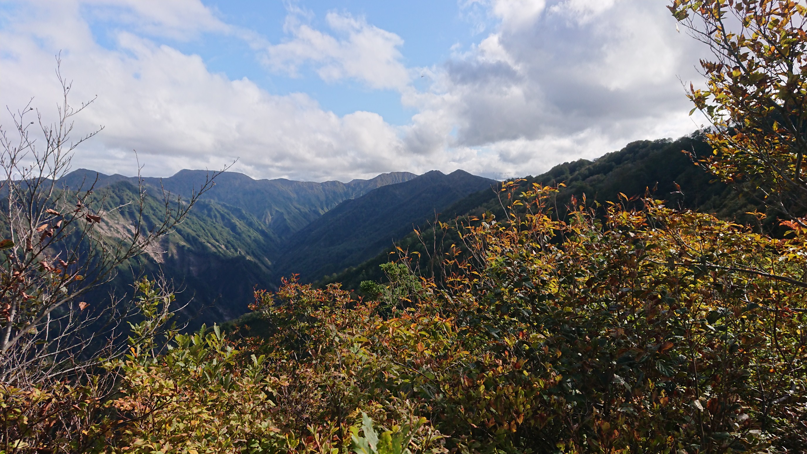 木六山・銀次郎山 正面奥に青里
手前の右側が灰ヶ岳だと思うけどまだ遠い