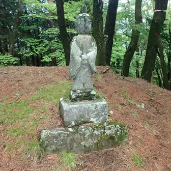 素朴な石像。三峰山という名前といい、興味深かったので調べてみると以下のサイトに参考になることが書いてありました。

https://akanekopn.web.fc2.com/yama/sanyaken/sanyaken83.html