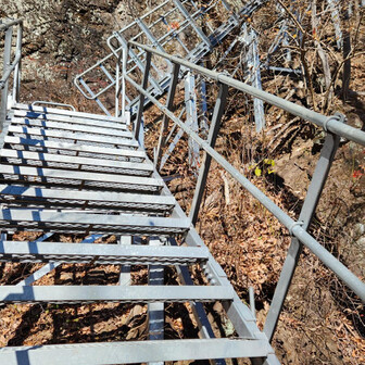 それほど段数は多くありませんが、なかなかの傾斜です。