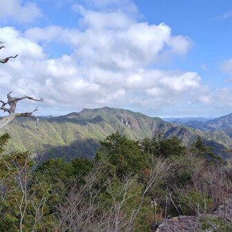 鳳来寺山頂には展望はないが、そのさき5分の場所に、眺望広がる展望スポットあり。

👀
正面に見えるのは宇連山。棚山高原。
そのみぎ彼方には、雪を冠した南アルプス。