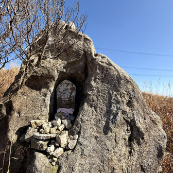 彫られた岩の中に石仏様がおられました☺️🙏✨