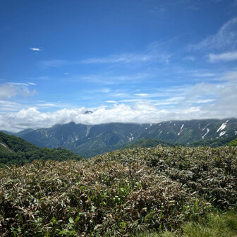 避難小屋正面に雲に隠れてる谷川岳が見える。