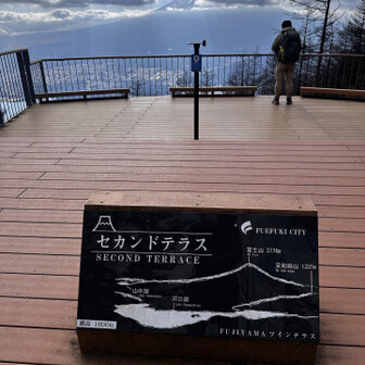 セカンドテラス
こちらは最前列のベンチだけ
あとは立ち見です

ここまでバスで来られます
バス停から少し階段登ります
（そこがバリアフリーになったらいいのにね）