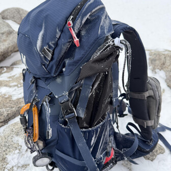 強風にさらされてザックもウェアも凍り付いてました❄️