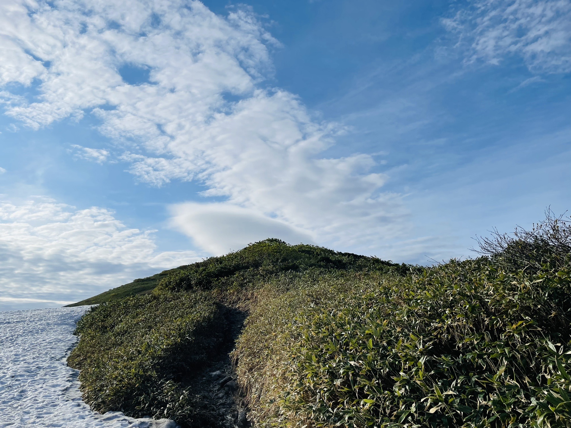 見覚えのあるファンキーな方、やわしょうさんにお会いしました。
🧞‍♀️「エブリ行くの？」
🙋🏻‍♀️「いやー、体力的にどうかなって話してました」
🧞‍♀️「エブリ行かないなら今日は地神北峰が絶対オススメ！稜線全部見えるよ！✨」