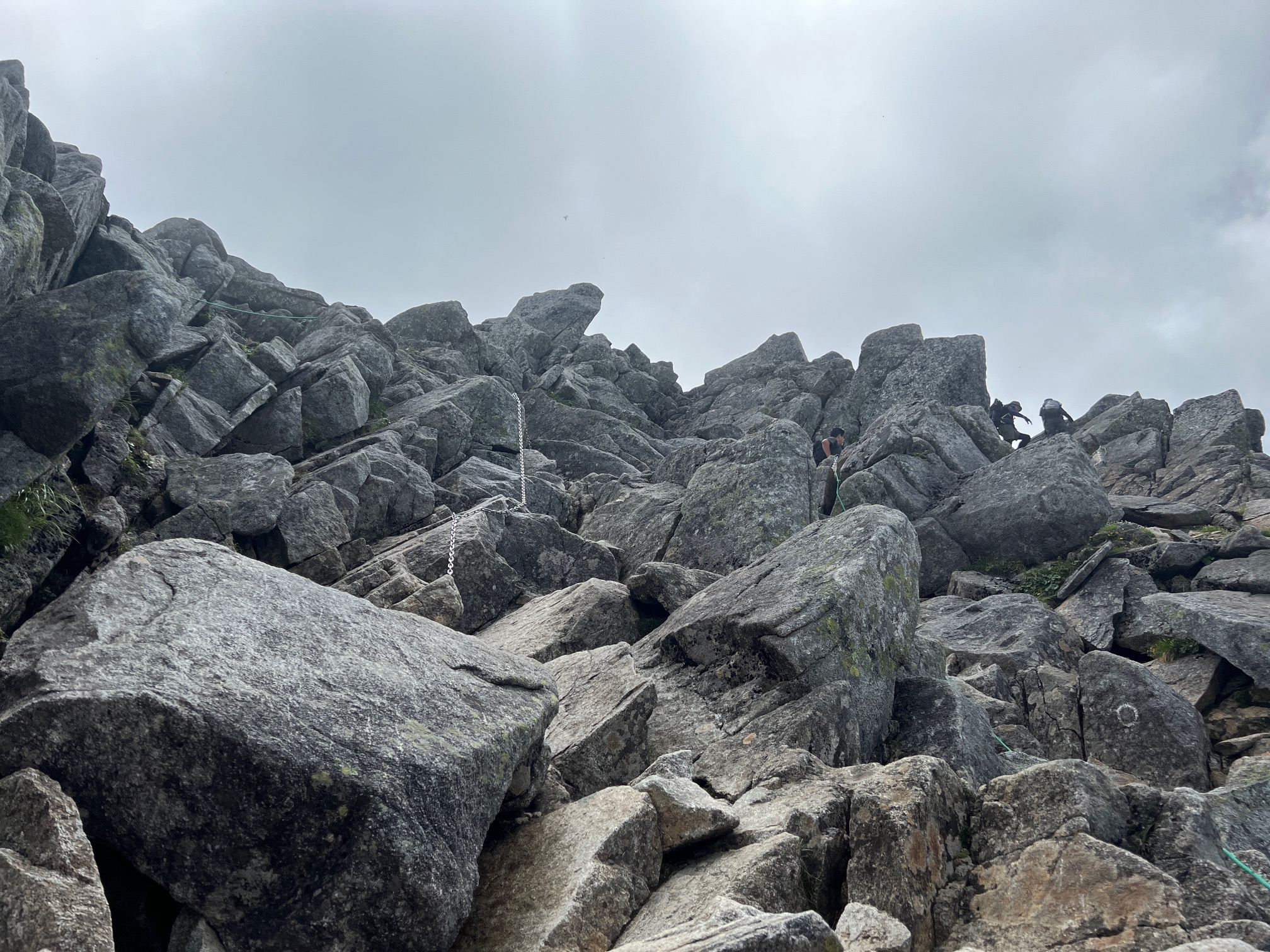 こんな感じの岩をよじ登ります。