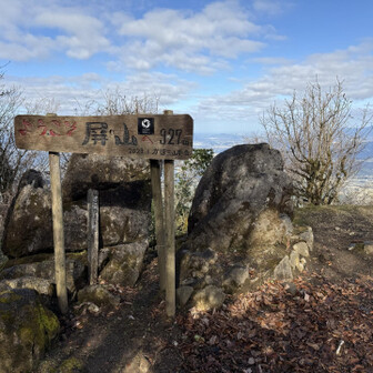 屏山は素晴らしい北側の眺望。
古処山のほうからトレランの選手が押し寄せてきた。
