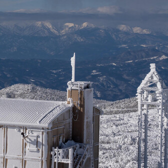 刈田岳レストハウスの向こうに見えるのは朝日連峰