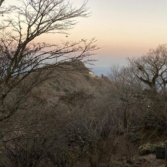 山名板から女体山を望む⛰️女体山で夜景を楽しみましょう😊