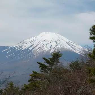 立山展望台からの富士山。左側に肩がある