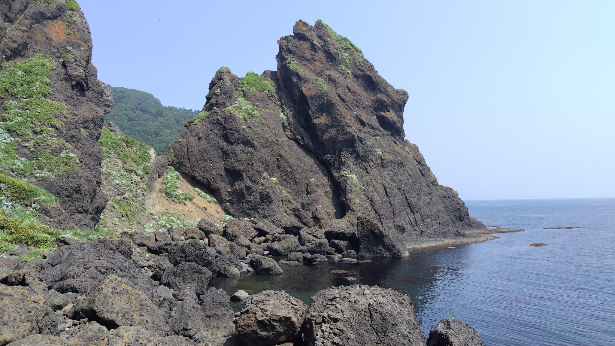 モイレウシの高巻きを越えて振り返ったところ。
ちょっと離れて撮影したの高さ感が出たませんが、15mほどの高巻きで、下降時は懸垂下降。懸垂下降もだいぶ慣れてきましたが、これが最後。