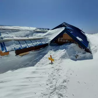 山小屋は雪に埋もれてた