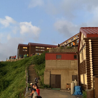 燕岳・餓鬼岳・唐沢岳 朝日に照らされる燕山荘