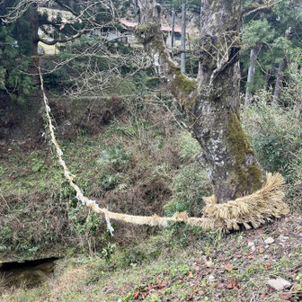 岩湧山・一徳防山・三石山 このタイプの勧請縄は初めて見ました