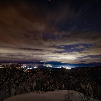 猪臥山 第一ピークより

チラ見せみたいな夜景と星


