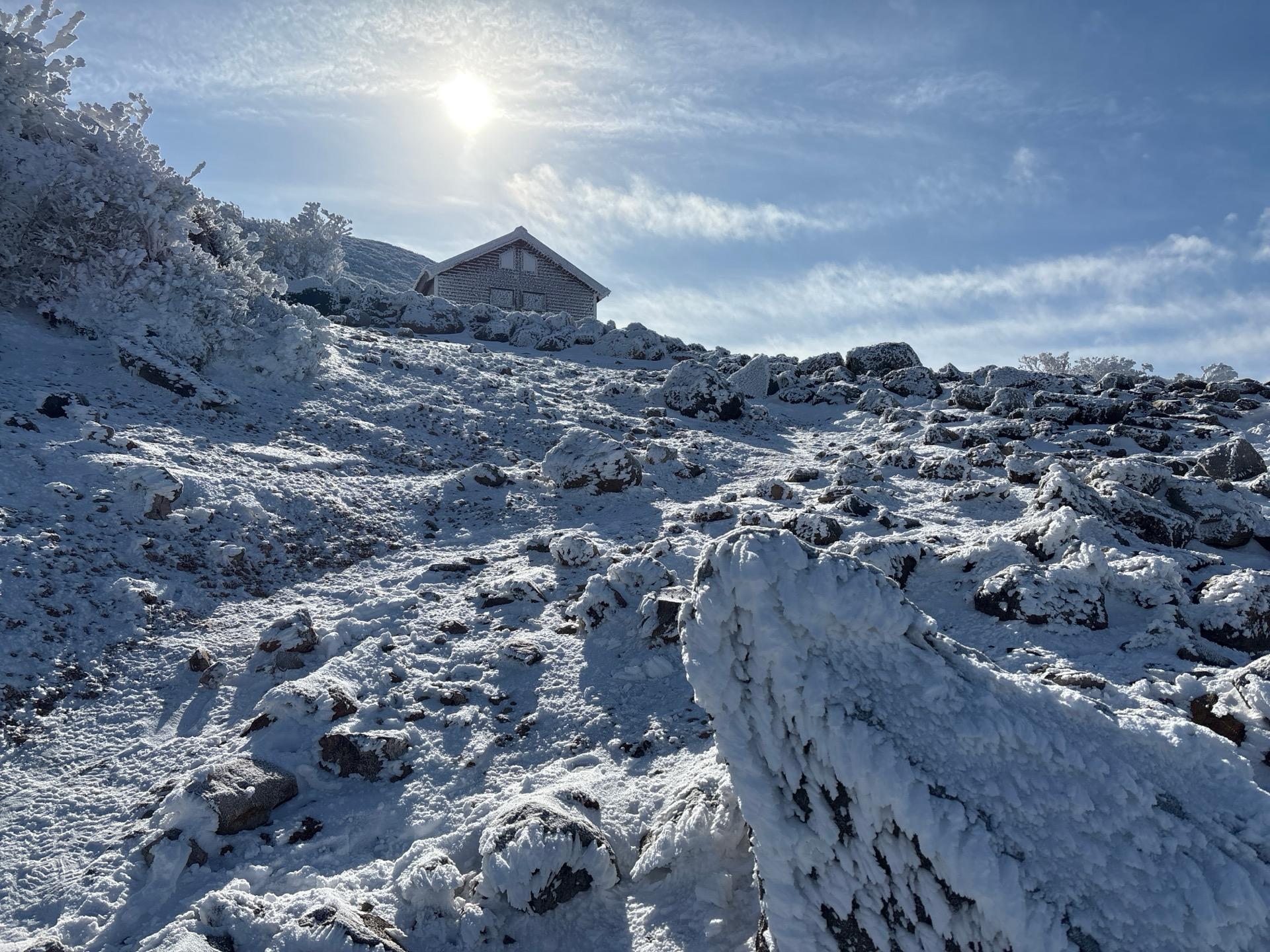 五合目の小屋見えた🛖