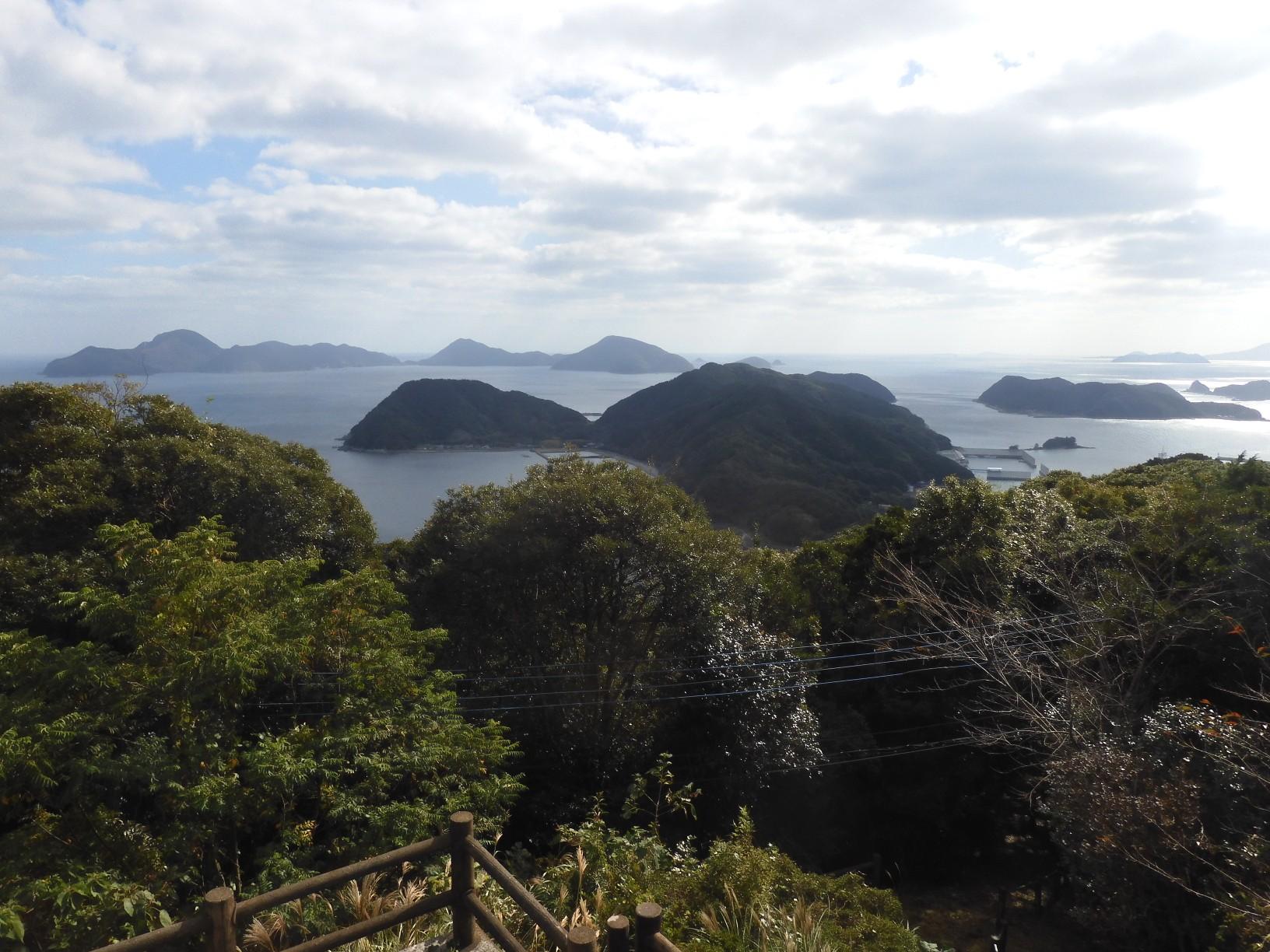 城岳山頂より南方。
海上左奥は椛島。右手前は前島。