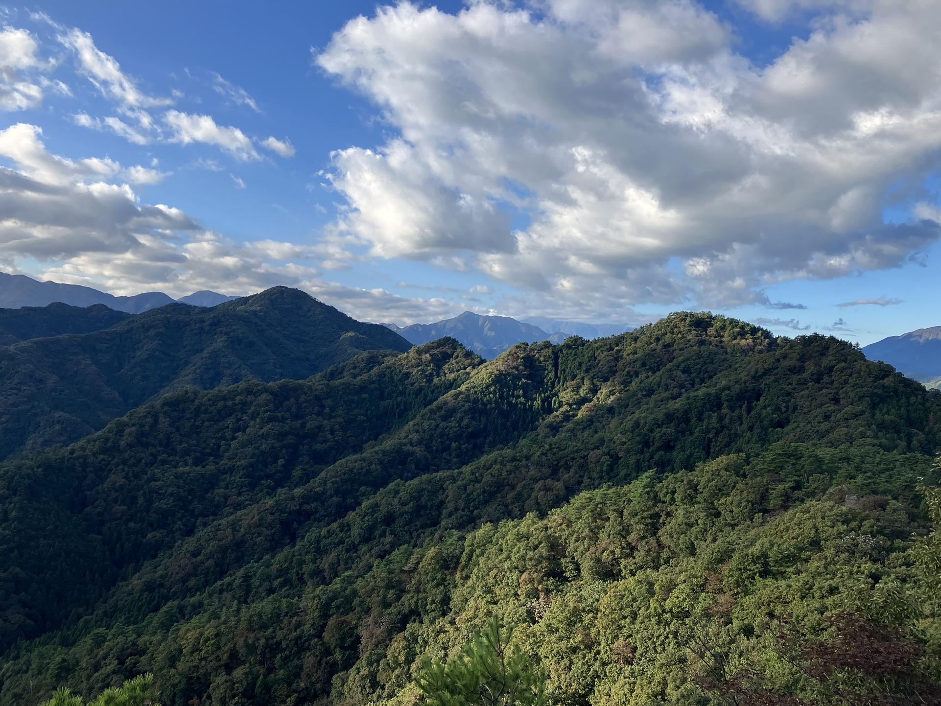 再び富士山は雲の中 手前は歩いて来た山並み 九鬼山〜馬立山〜沢井沢の頭