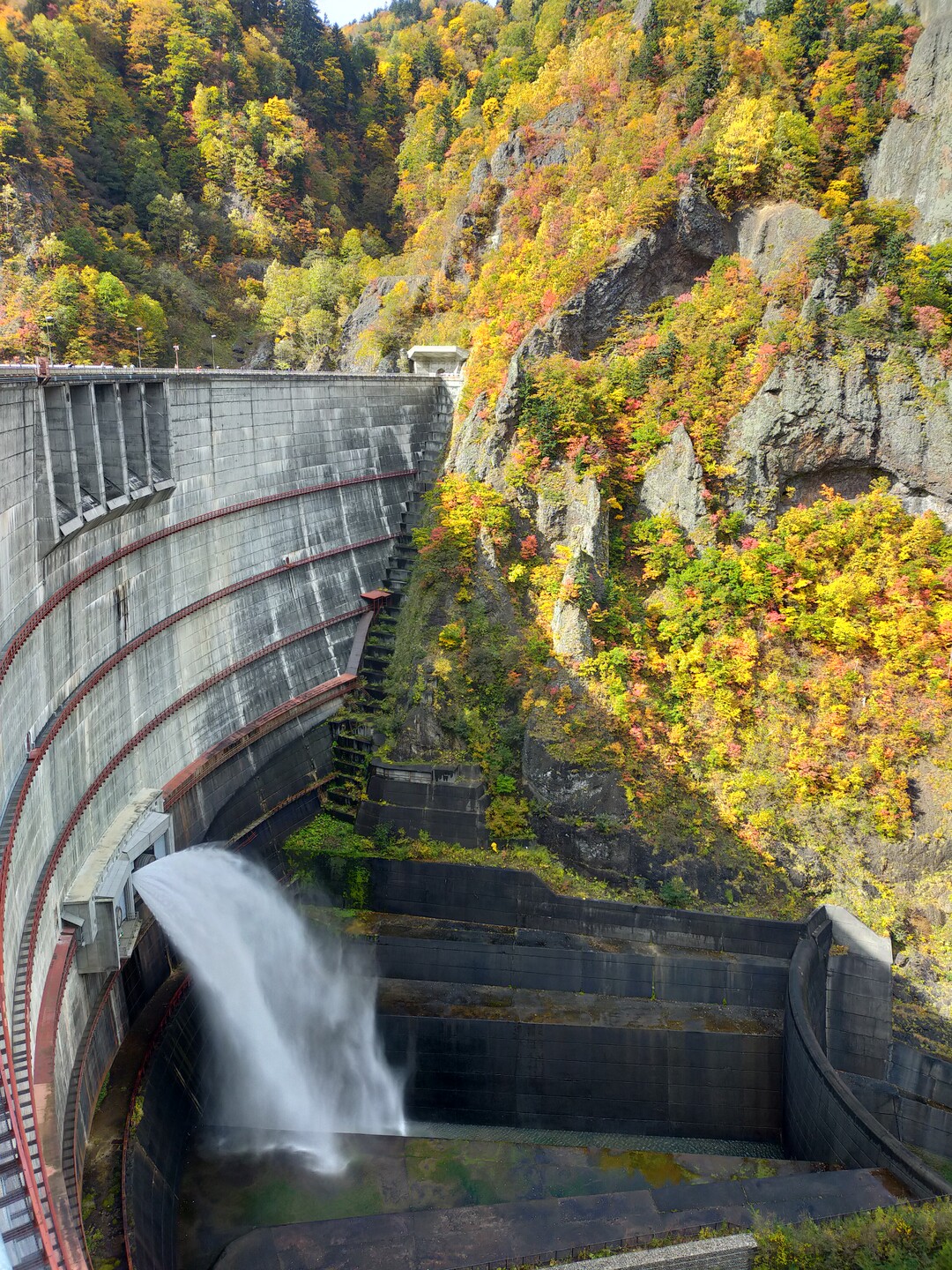 定山渓で紅葉と温泉 朝日岳 北海道 夕日岳 北海道 の写真4枚目 豊平峡ダムは放水中 Yamap ヤマップ