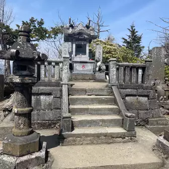 三峯神社奥宮。妙法ヶ岳山頂到着です。
