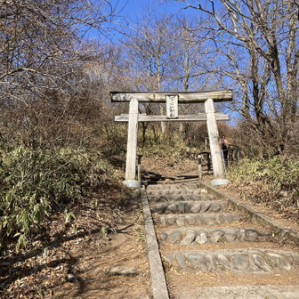 鳥居をくぐって少し登れば山頂。