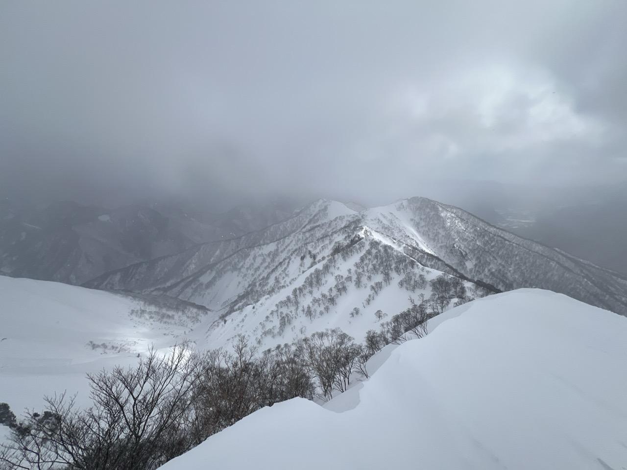 谷川岳・七ツ小屋山・大源太山 少し雪庇あり