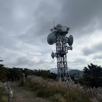 龍神岳の頂上にはNHKの中継基地があります。遠くからもよく見えます。