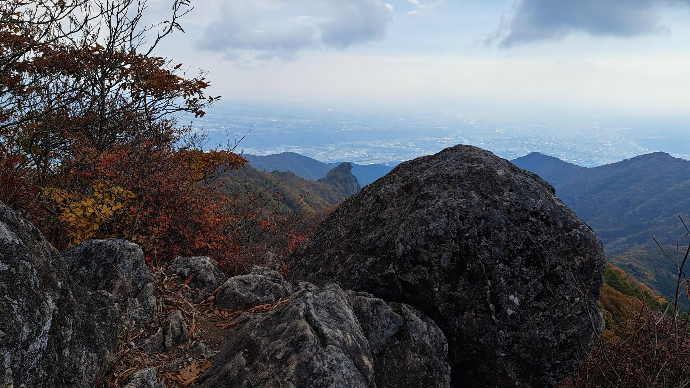 遠く獅子岩