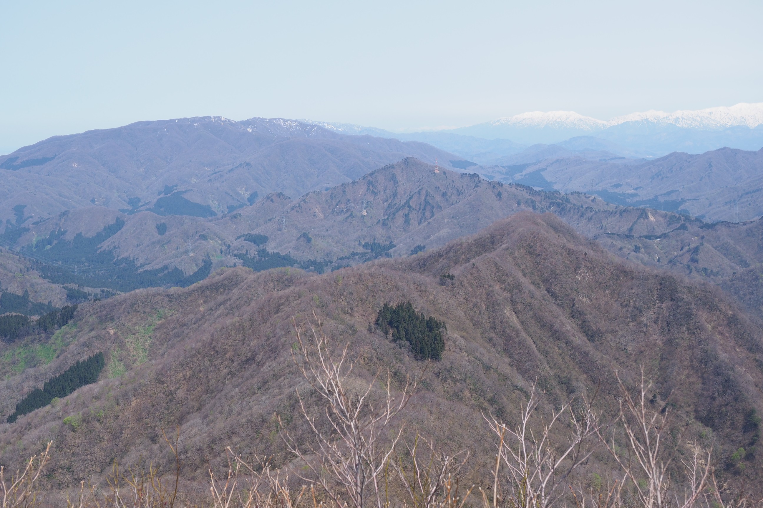 木六山・銀次郎山 登ってきた尾根と
先に権現山と菅名岳