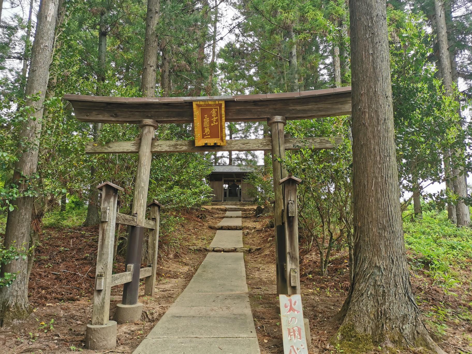 皆神山と皆神神社、小丸山古墳 / Minatoさんの皆神山・尼厳山・奇妙山の活動データ | YAMAP / ヤマップ