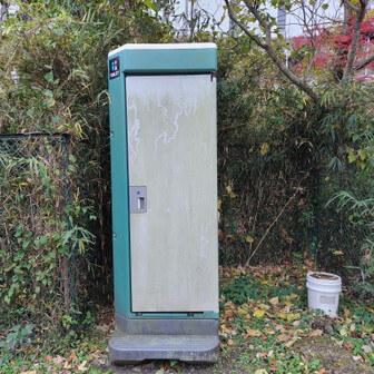 消防団の建物の陰に仮設トイレ👀