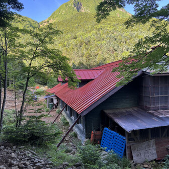 ３０分程で行者小屋到着。
後ろに阿弥陀岳が綺麗に見えています。