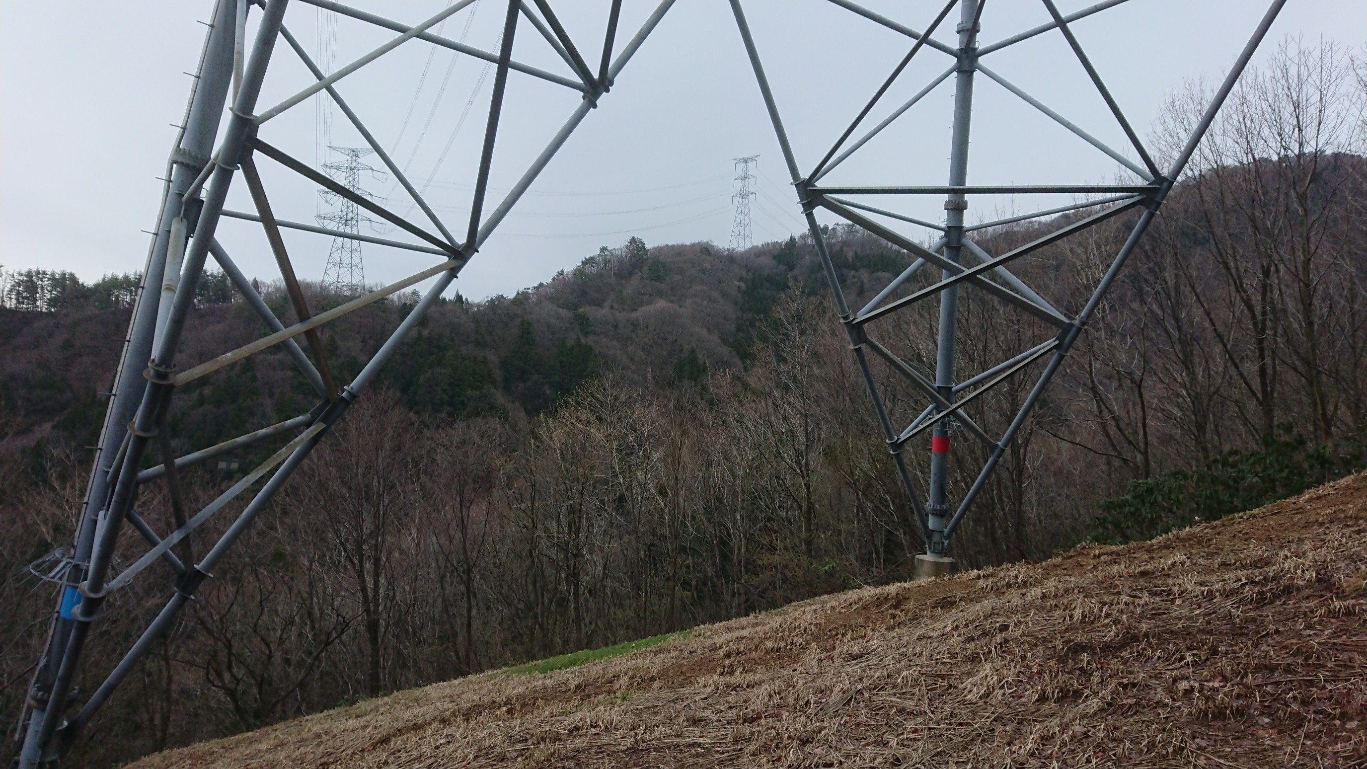 粟ヶ岳・權ノ神岳・宝蔵山 103鉄塔から101鉄塔(中央)