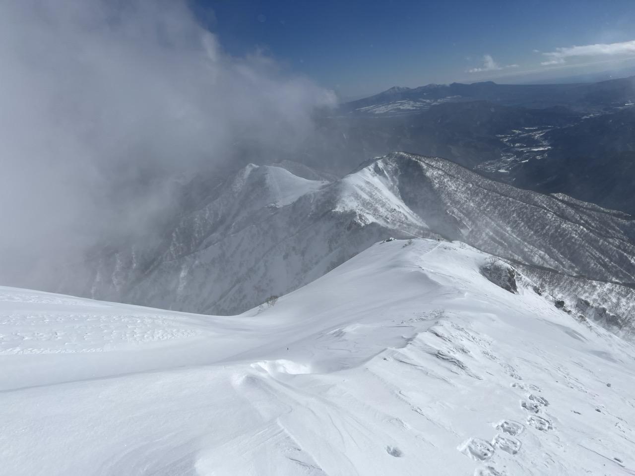 谷川岳・七ツ小屋山・大源太山 このあたりは雪しまっています