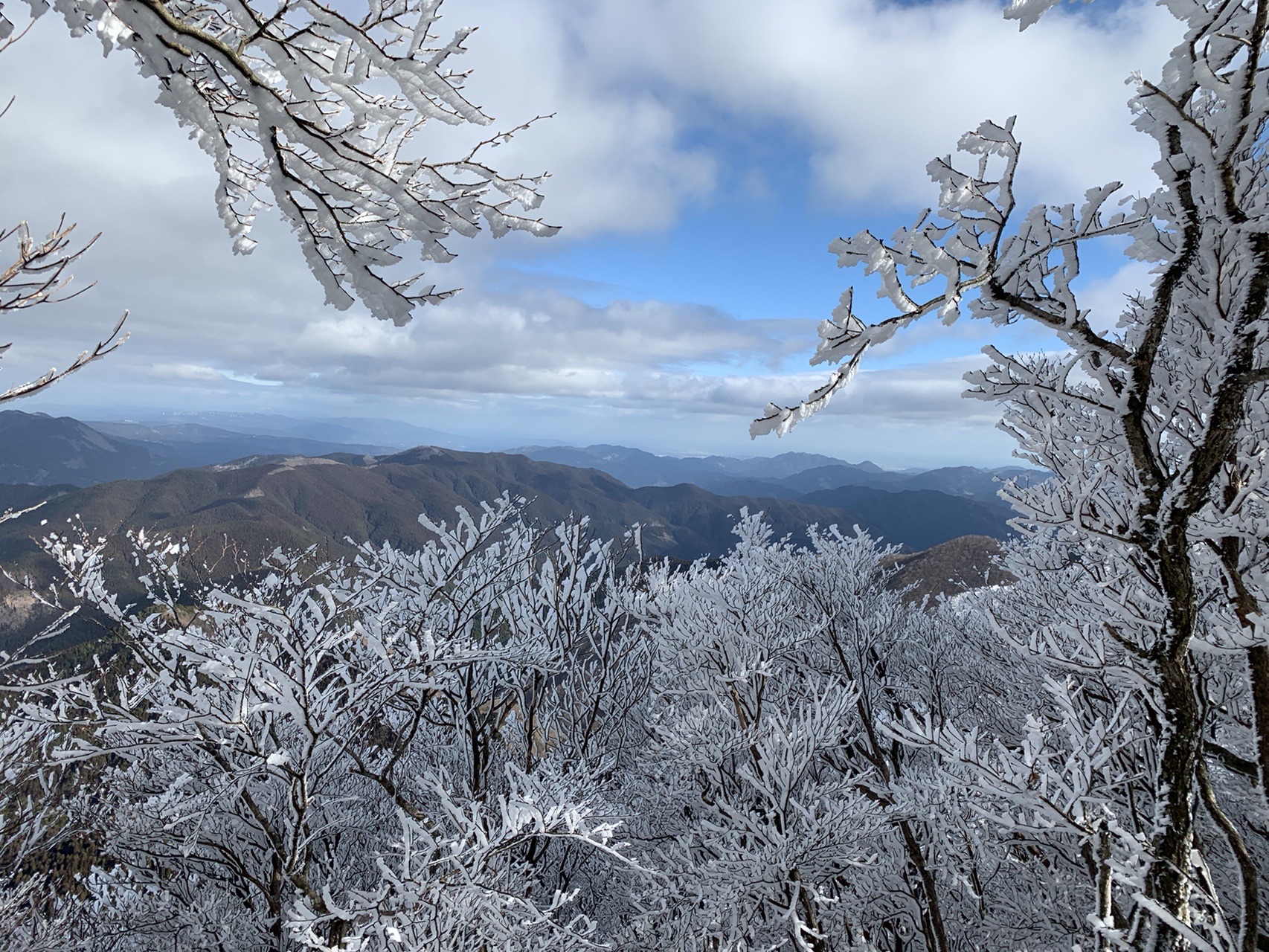三峰山年2月1日 霧氷ワールド全開 ノリノリさんの三峰山 学能堂山の活動データ Yamap ヤマップ