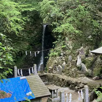 琵琶滝を眺める