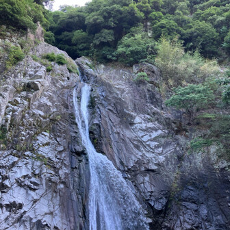 布引の滝（雄滝）眺めつつスタート。