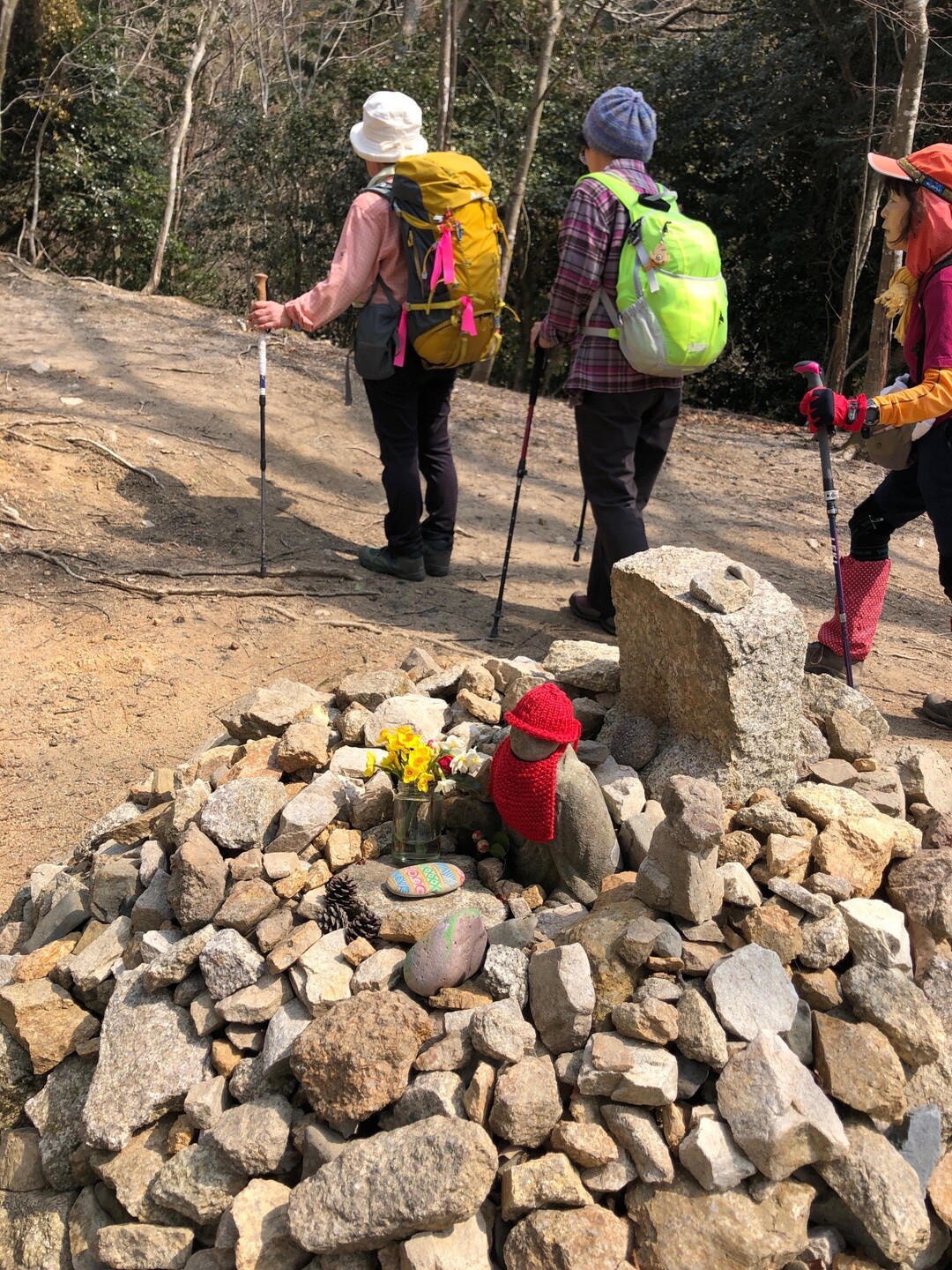 京都トレイルで比叡山へ 京都一周トレイルの写真27枚目 ケルンのような石の上にお地蔵様 Yamap ヤマップ