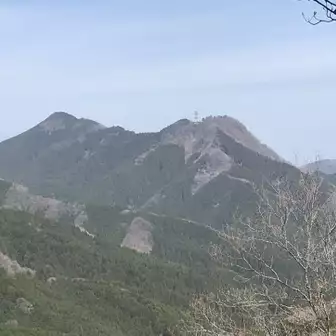 小高山からの眺望。左側が横瀬二子山雄岳、右側の電波塔がある山が甲仁田山ですね。