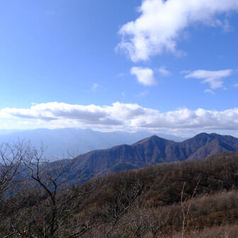 雲は多いけれど、まだ眺望ハッキリ！
今日本当は一番右にみえる曲岳まで行って下山の予定だったけれど、1時間半の車道歩きを回避したくて短縮ルートにしちゃいました😅