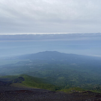 愛鷹山塊と新緑