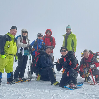 鳥海山・七高山・笙ヶ岳 ガスってしまった山頂で集合写真を撮ったら…