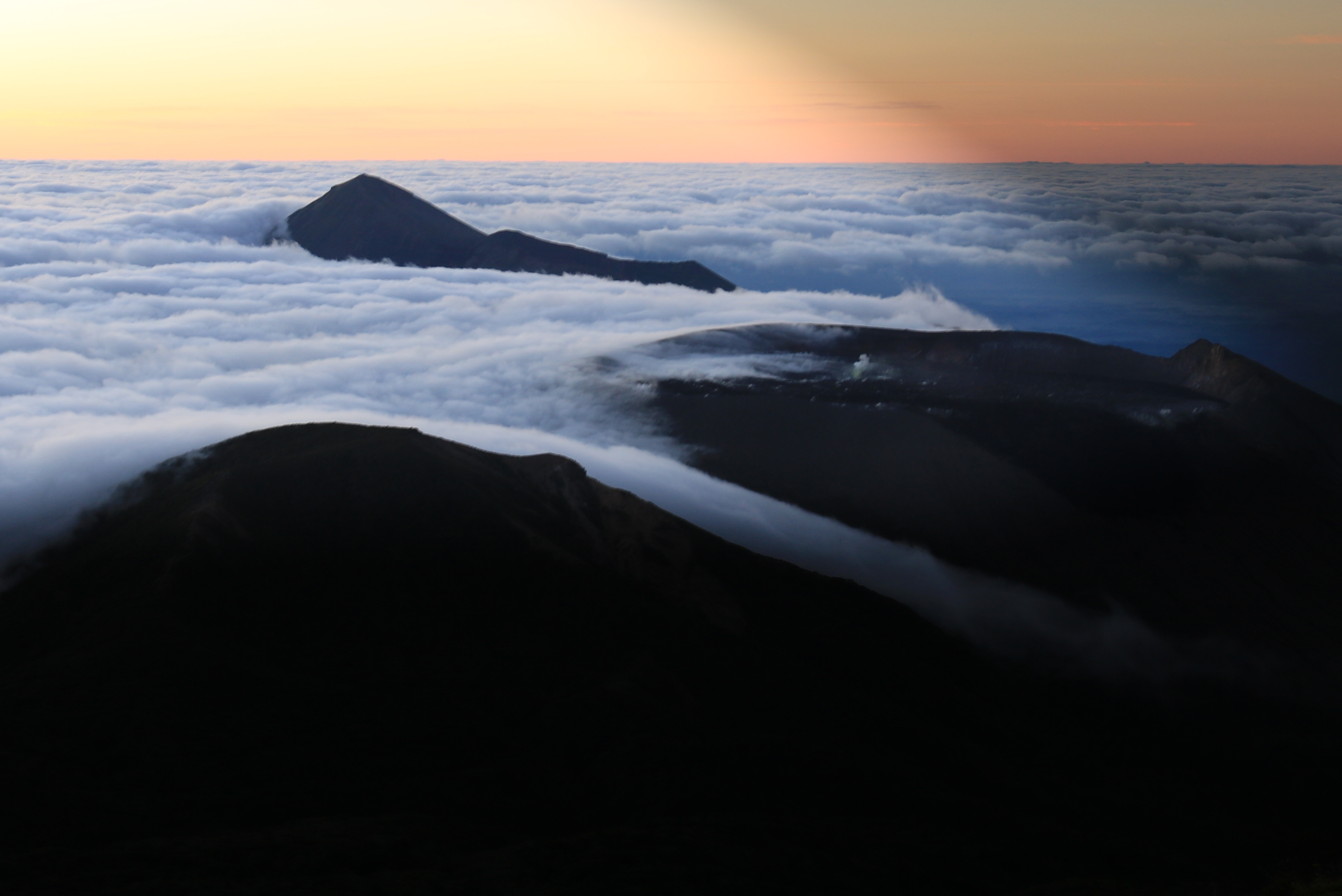 雲海の霧島連山の朝（「韓国岳」山頂東側より）【令和三年