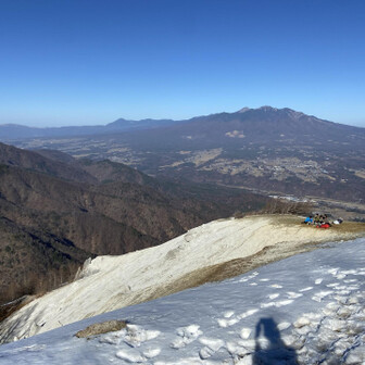 山頂に到着。八ヶ岳の絶景が目の前に広がる。