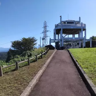 猿倉山山頂
山頂のモニュメント「風の城」
あっという間に山頂です。
ここまでは殆ど階段ですが、今日何段あるか数えました。
さて、何段だったでしょう？