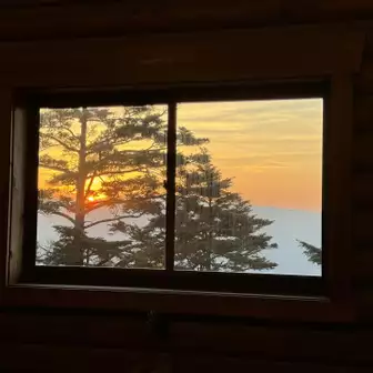 小屋の窓から夕陽