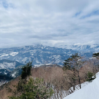 蘇武岳 七合目の馬ノ背まで下りてきた！
瀞川山方面を望む🏔️
雨は上がりガスも晴れてきた✨