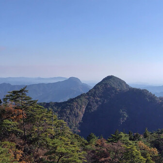 山頂から東側。雌岳と可愛岳
