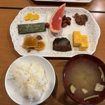 私には余るほどの朝ごはん
ありがたいことなのだけど、【飯は修行】💦
